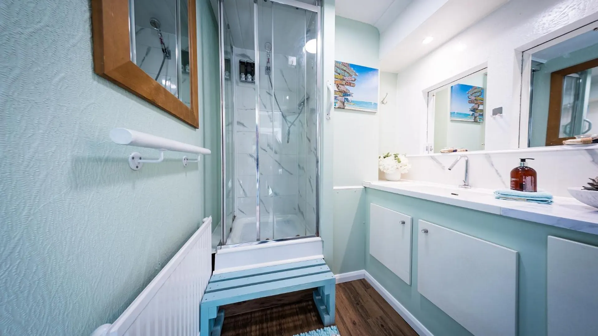 2 Independant Boutique Apartments One Sleeps 2 The Other Sleeps 4, Meadowhall, Sheffield Arena, Free Parking