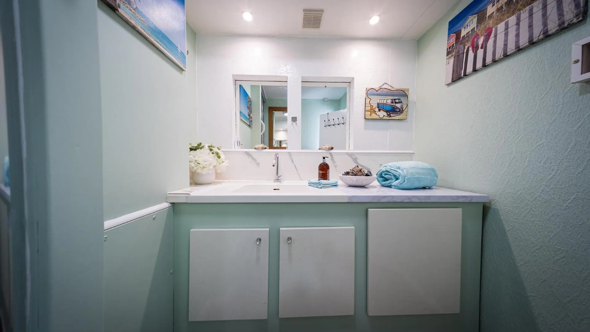 2 Independant Boutique Apartments One Sleeps 2 The Other Sleeps 4, Meadowhall, Sheffield Arena, Free Parking