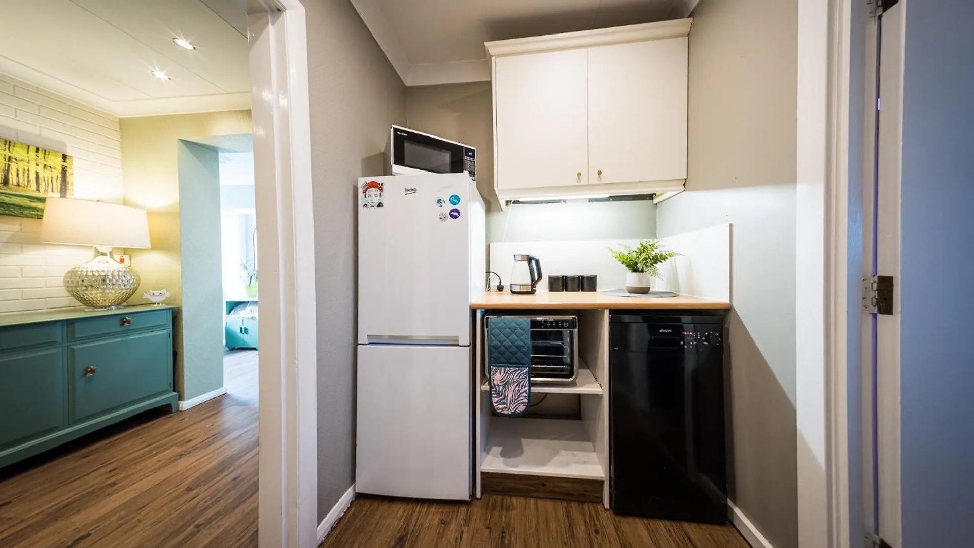 2 Independant Boutique Apartments One Sleeps 2 The Other Sleeps 4, Meadowhall, Sheffield Arena, Free Parking